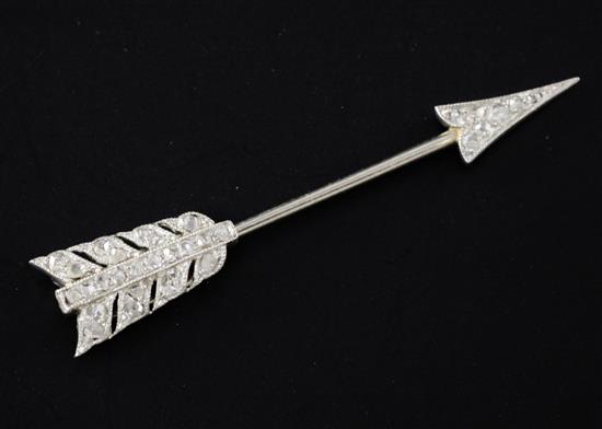 A Belle Epoque white gold and diamond set arrow jabot pin, 1.5in